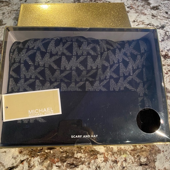 Michael Kors Women`s Metallic MK Diamond Logo Scarf/Hat 2Pc Set Gold MK Gift Box - Picture 2 of 5